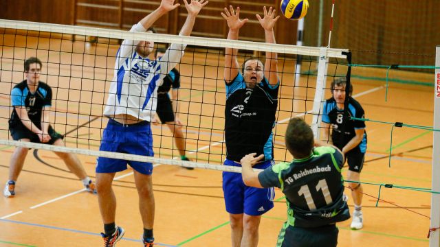 Volleyball A-Klasse 2 Ost Herren;TG Geislingen - TG Reichenbach;
Sebastian Schweizer #13 und Christian David #2 (TG Geislingen) blocken einen Reichenbacher Angriffsschlag.
26.11.2017; Daniel-Straub-Realschulhalle; Geislingen.
Foto: Thomas Madel